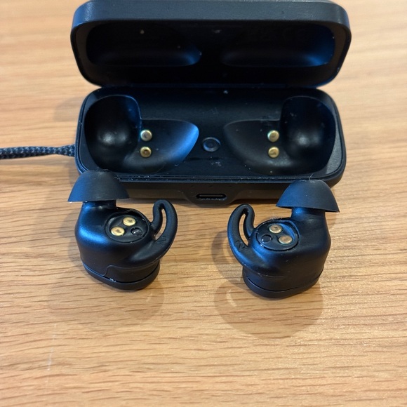 Jaybird Black Wireless Earbuds - Won’t Connect - Picture 3 of 3